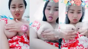 Gadis 19 Tahun Remas Payudara Montoknya Yang Menggoda
