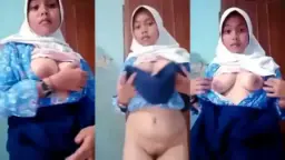 Gadis Smp Berhijab Masih Setia Dengan Seragam Sekolahnya Yang Ketat