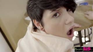 Bratty – Ngentot Adik Tiri Di Kasur Ortu