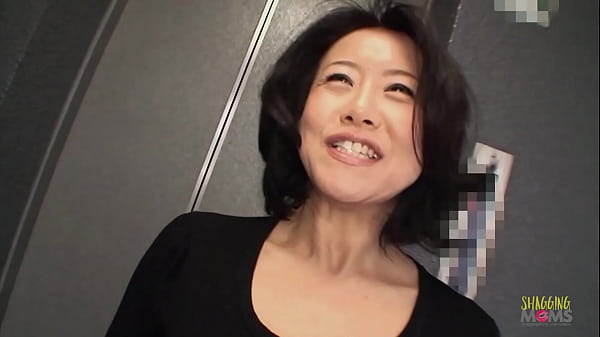 Wanita Asia Dewasa Yang Bergairah Ingin Memuaskan Diri Dengan Berbagai Mainan Seks Di Vaginanya Yang Basah