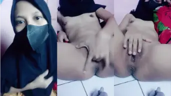 Ukhti Merintih Kesepian, Menggairahkan Diri Sendiri Saat Ditinggal Suami