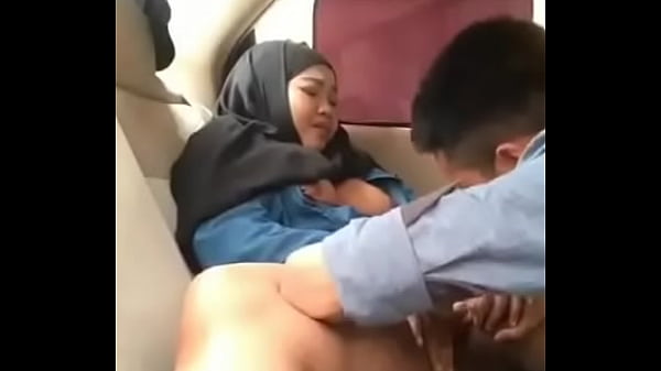 Gadis Berhijab Mesra Di Mobil Bareng Pacar