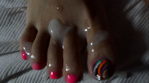 Mengecup Kaki Seksi Istri Asia Sampai Keluar Cairan Panas