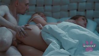Bokap Tiri Ngentot Dan Crot Di Dalam Anak Tirinya Jessie Ames Di Ranjang Yang Sama Saat Ibu Tirinya Nonton?