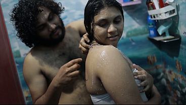 Cewek India Mandi Bareng Kakak Tiri, Panas Banget Sampai Ke Intim