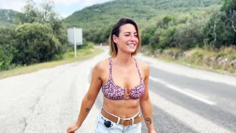 Pam Jalan-jalan Di Ardèche, Keluar Pakai Baju Tipis, Goyang-goyang Bikin Makin Basah!