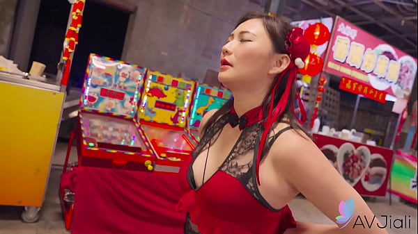 Cewek China Mio Digenjot Di Pasar Malam, Makin Enak Pas Makin Ramai.
