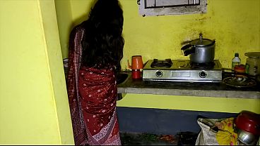 Devar Ngeliat Bhabhi Sendirian Di Dapur, Langsung Gas Colokin Memeknya.