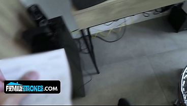 Gadis Latin Muda Bikin Bapak Tiri Makin Gila Lihat Tubuh Seksi Yang Bikin Nafsu.