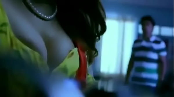 Desi Bhabhi, Nafsu Membara Di Balik Sari Basah, Siap Digoda Dan Dinikmati.