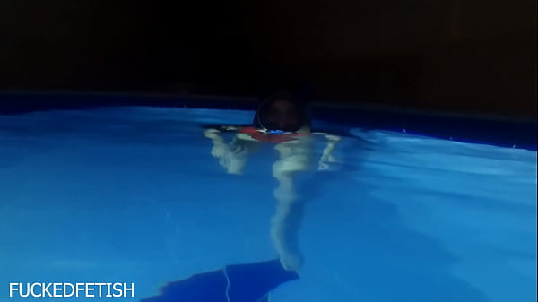 Helen Star Pake Baju Renang Seksi, Masker Malam, Nyetir Di Kolam, Bikin Basah Kuyup.