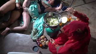Ibu Tiri Di Dapur, Siap Masak Dengan Gaya Panas Dan Nakal, Mom Desi India Yang Bikin Dapur Makin Greget.