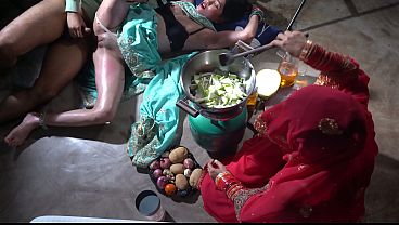 Ibu Tiri Di Dapur, Siap Masak Dengan Gaya Panas Dan Nakal, Mom Desi India Yang Bikin Dapur Makin Greget.