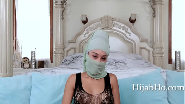 Ibu Tiri Berhijab Bikin Tenang – Cali Lee, Tubuhnya Bikin Panas