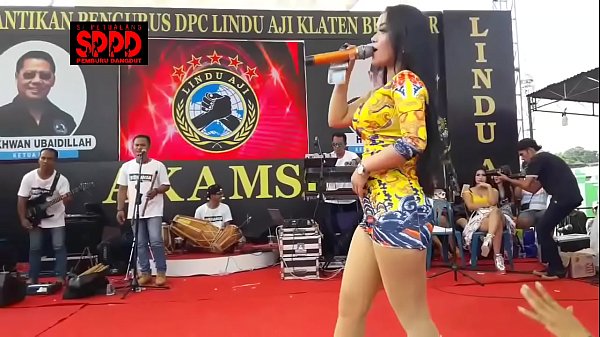Tarian Erotis Indonesia – Sintya Riske Pamer Gerakan Liar Di Atas Panggung Bikin Mending