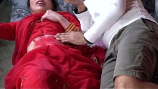 Bajingan! Cewek India Desi Lagi Main Holi, Tiba-tiba Ibu Tiri Desi Hot Digebukin Di Kamar Mandi, Suara Desahannya Bikin Makin Tegang!