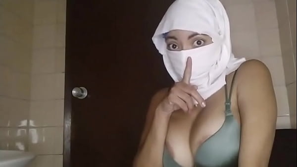 Istri Arab Muslim Islam Yang Lagi Horny, Sange Berat, Mainin Memek Sampe Muncrat-muncrat Diam-diam Pas Suami Pergi.