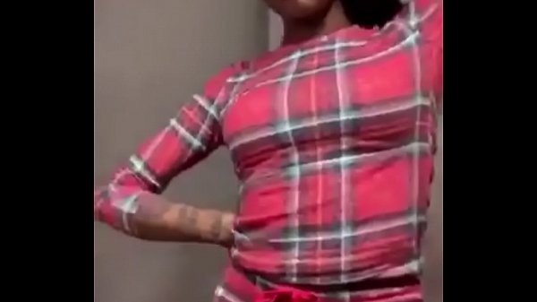 Twerk Montok Sambil Goyangin Pantat Seksi Di Instagram Live, Bibir Merah Basah Gerakin Mulut Nikmatin Lagu Baru