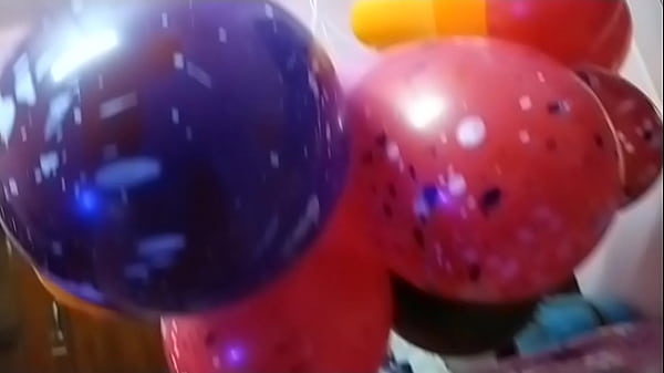 Wanita India Melepas Balon, Tapi Yang Bikin Tegang Bukan Balonnya, Melainkan Bagian Dalam Celananya Yang Mulai Mengembang.