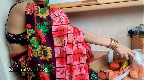 भारतीय गाँव की फल बेचने वाली रंडी ने ग्राहक से मोलभाव में जोरदार चुदवाई की हिंदी आवाज