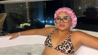 Madrastra Jalang Mandi Telanjang Bareng Anak Tiri Di Jacuzzi, Minta Digenjotin Pas Bapak Lagi Keluar.