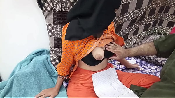 Gadis Pelajar Pakistan Berhijab Digilas Habis Oleh Guru Lesnya
