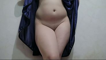 Cewek Indo Pake Lingerie Biru, Jongkok Sambil Colmek Bikin Greget.