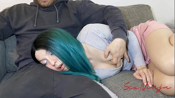 Gue Cuma Pengen Rebahan Di Pangkuan Kakak Tiri Biar Bisa Bobo, Tapi Malah Jadi Pengen Digoyang.