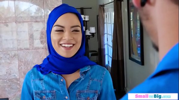 Muncrat Kecil Arab Digocok Dua Kontol Besar