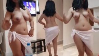 Goyangin Tante Seksi, Telanjang Bulat Diiringi Lagu Bollywood Bikin Makin Panas.