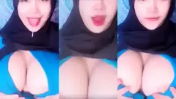 Hijab Biru Arrazyny Bikin Toket Montok Makin Nampol, Bikin Ngiler!
