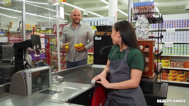 Realiti Raja – Kimmy Kimm Ngemut Pisang Di Supermarket, Sampai Basah
