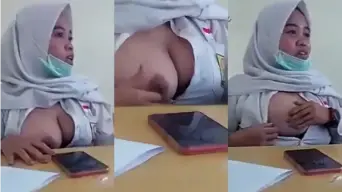 Sma Hijab Tobrut Pamer Tetek Di Kelas Sambil Merangsang Teman.