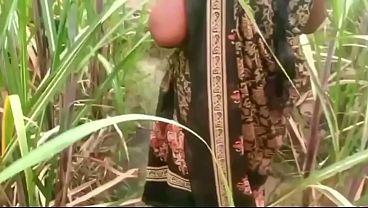 Ibu Dan Anak Tiri Ngentot Di Luar Rumah Kampung.