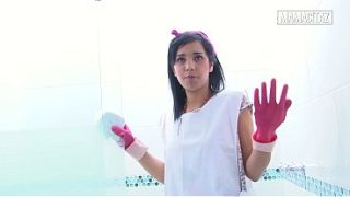 Pembantu Hotel Pake Sarung Tangan Karet, Bungkukin Badan Sambil Ngelap Pancuran, Bikin Pikiran Nakal.