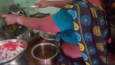 Ibu Rumah Tangga India Masak Sambil Main Seru Bareng Pacar Di Dapur.