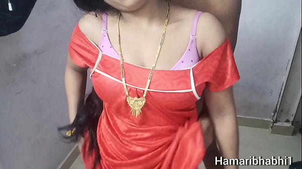Jab Ghar Mein Akeli Bhabhi Aur Devar Ki Baat Hi Baat Mein Chudai Shuru Ho Jaaye. Indian Desi Hindi Bf Sex Video.