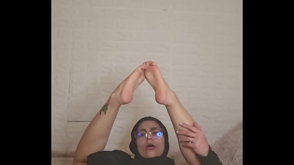 Ibu Rumah Tangga Arab Mia Pamer Kaki Pakai Cadar, Koleksi Hot Bikin Ngaceng