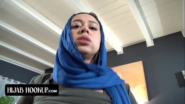 Nakal Banget Sih, Cewek Arab Ini Ngesotin Kontol Kakak Tirinya Biar Rahasia Mereka Nggak Bocor Ke Ortu Sambilan Yang Super Galak.