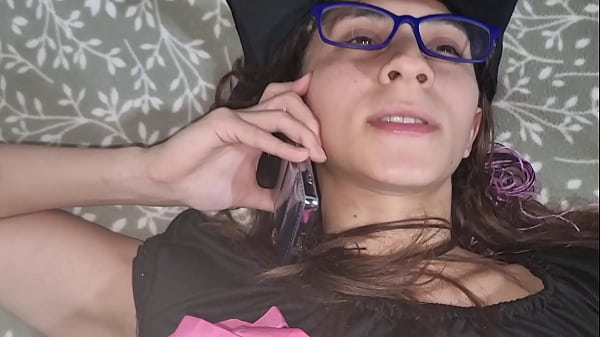 Hermanastra Pake Kostum Bruja Hot, Adek Tirinya Crot Di Mulutnya