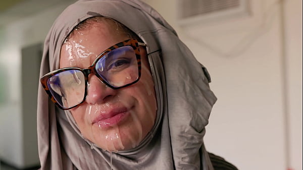 Hijab Cosplay, Ibu Amerika Digenjot Muka Penuh Nafsu.