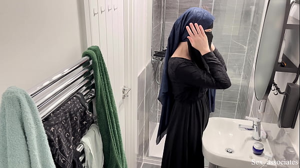 Wtf! Nggak Nyangka Cewek Arab Bisa Gitu. Aku Ngintip Cewek Muslim Berhijab Lagi Colmek Di Kamar Mandi.
