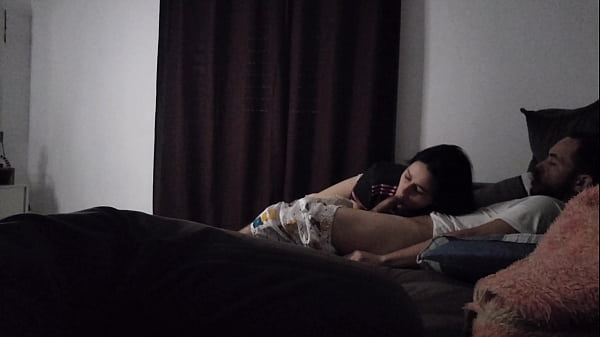 Tia Gata Sengaja Atur Posisi Biar Bisa Rebahan Bareng Ponakan Di Sofa, Pelukan Makin Erat.