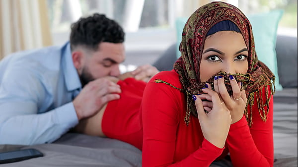 Kakak Tiri Mau Ngajarin Adik Tiri Berhijab Beberapa Hal Sebelum Nikah, Biar Mantap Di Ranjang.
