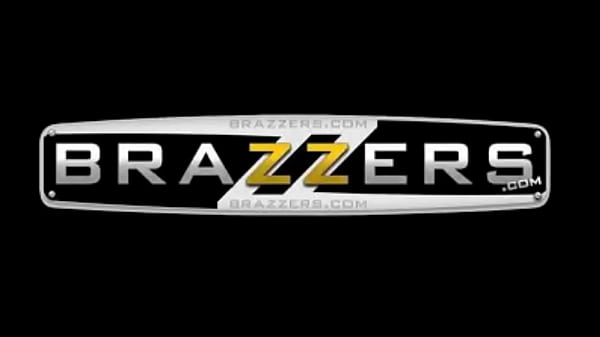 Tonton Brazzers, Bintang Porno Montok, Toket Gede Bikin Tegang!