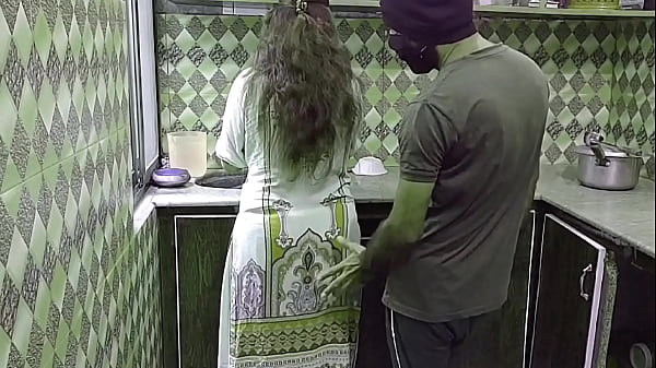 Bini Orang Lagi Sibuk Masak Di Dapur, Tiba-tiba Digenjot Dari Belakang, Suara Desahan Penuh Nafsu, Audio Hindi Panas.