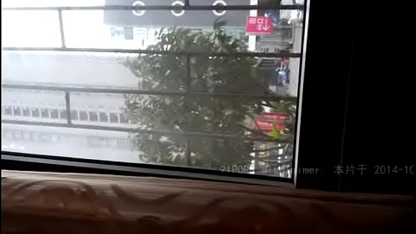 中国人浩哥,闺蜜饭桌下偷偷干她,上面吃饭下面高潮。