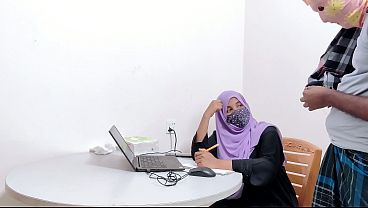 Bankir Hijab Montok Digocoh Petani Kampung, Desi Chudai Seru