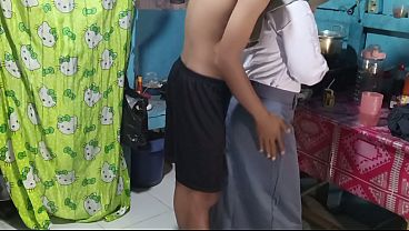 Ngentot Adik Ipar Di Dapur, Pas Mau Berangkat Sekolah, Crot Di Dalem, Makin Basah.
