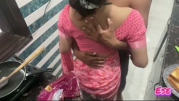 Desi Bhabhi Lagi Masak Di Dapur, Tiba-tiba Dicolek Dari Belakang, Langsung Crot Di Meja!